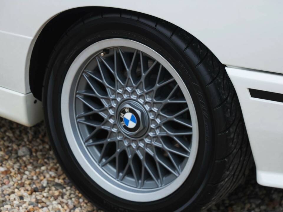 Image 47/50 of BMW M3 (1990)