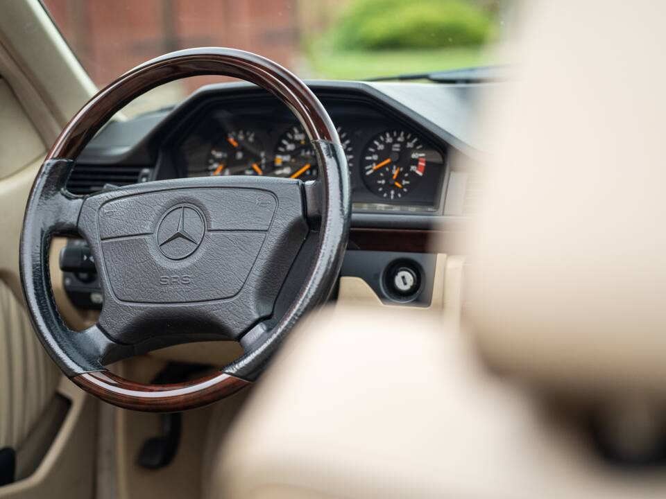 Image 40/83 de Mercedes-Benz E 220 (1996)