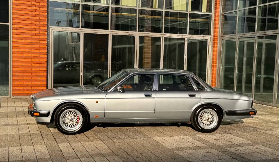 Image 3/29 de Daimler Double Six (1993)