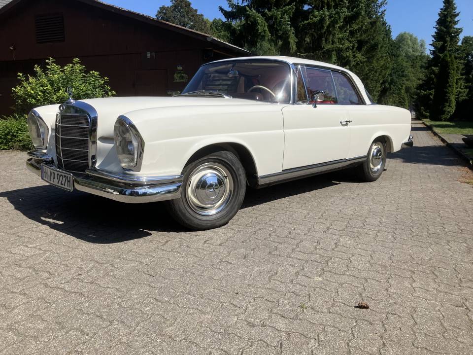 Image 2/48 of Mercedes-Benz 220 SE b (1965)