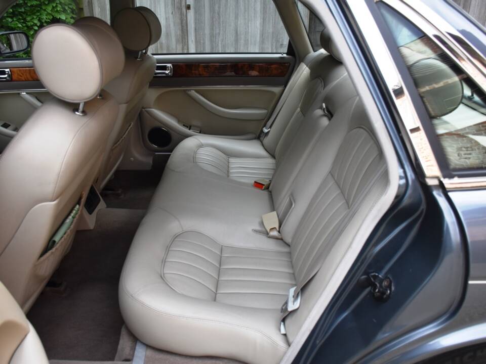 Image 21/40 of Jaguar XJ 6 4.0 Sovereign (1995)