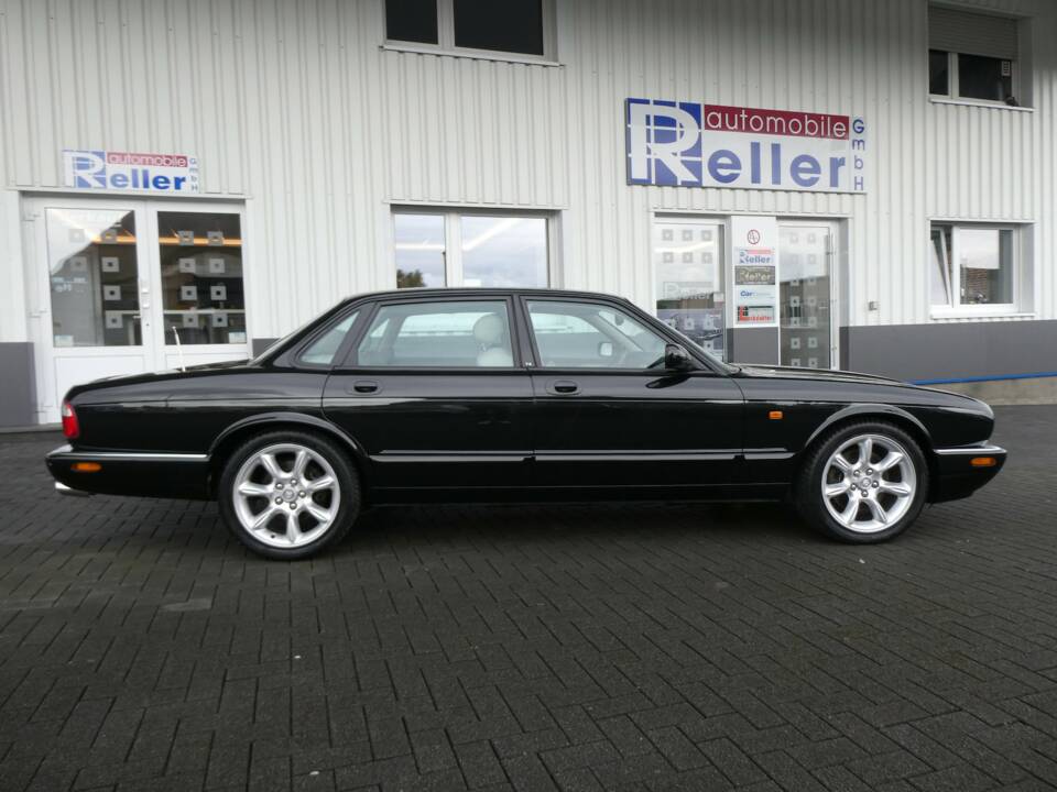 Image 7/21 of Jaguar XJR 4.0 (2001)