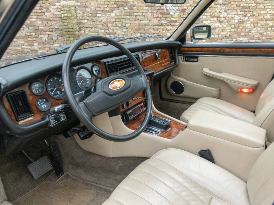 Image 3/50 of Jaguar XJ 12 (1987)