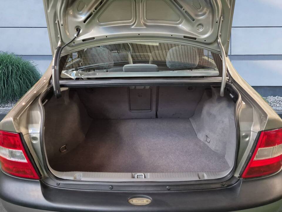 Bild 8/14 von Opel Vectra 1,6 (1996)