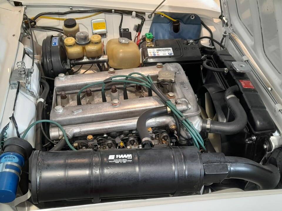 Bild 13/17 von Alfa Romeo 2000 GT Veloce (1971)