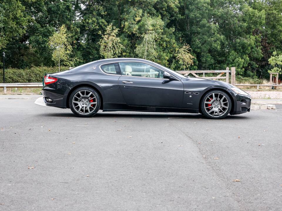 Image 22/43 of Maserati GranTurismo 4.2 (2008)