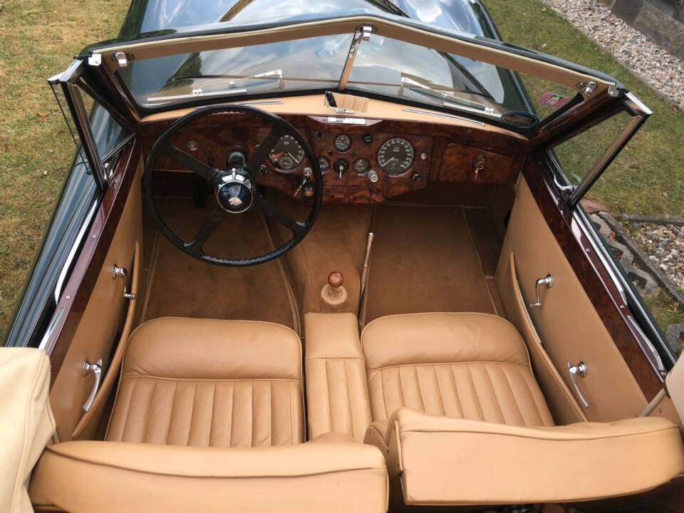 Image 2/5 of Jaguar XK 120 DHC (1954)