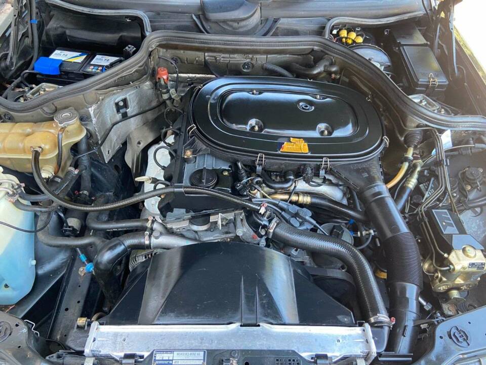 Immagine 12/18 di Mercedes-Benz 230 CE (1991)