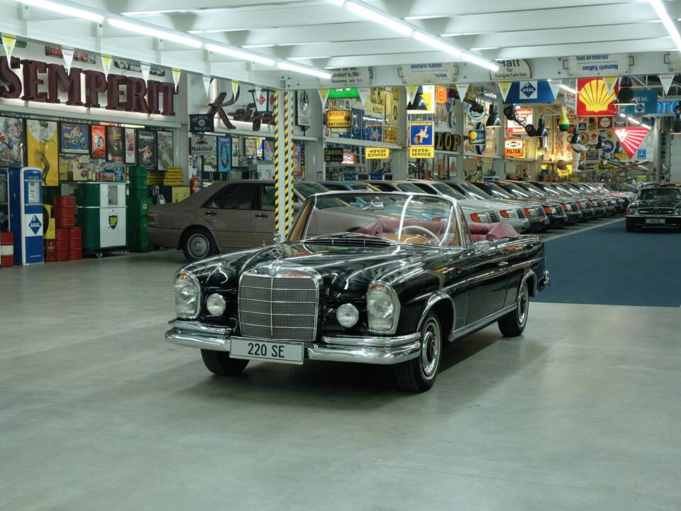 Image 3/50 of Mercedes-Benz 220 SE b (1963)