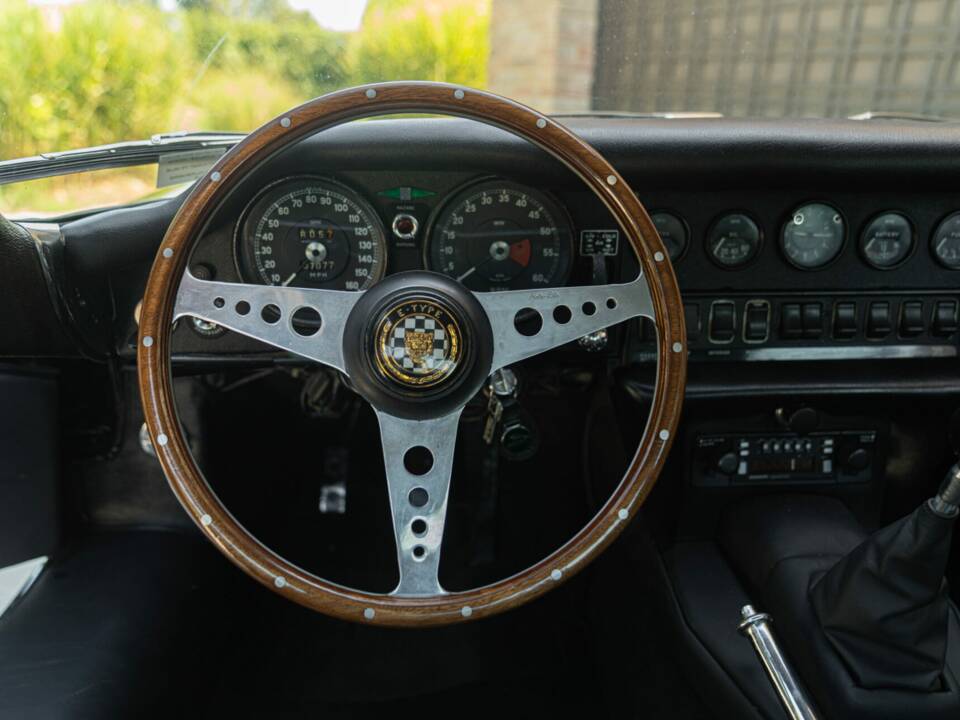 Image 49/50 de Jaguar E-Type (1968)