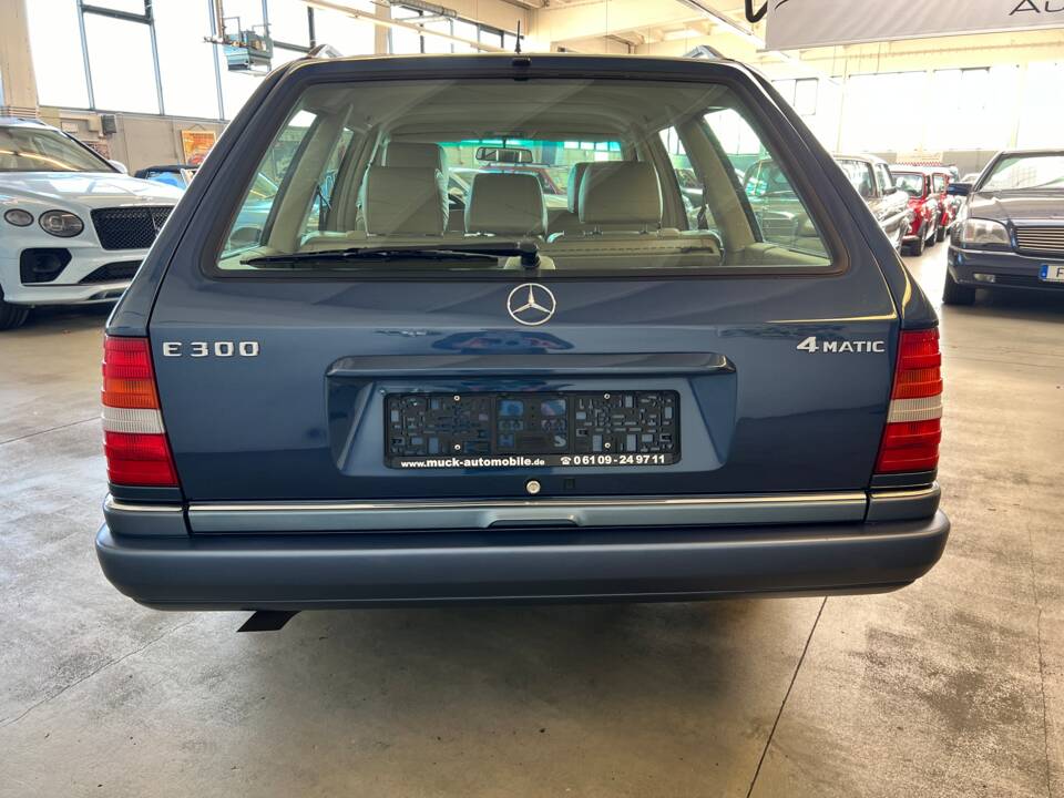 Bild 10/40 von Mercedes-Benz E 300 T 4MATIC (1994)