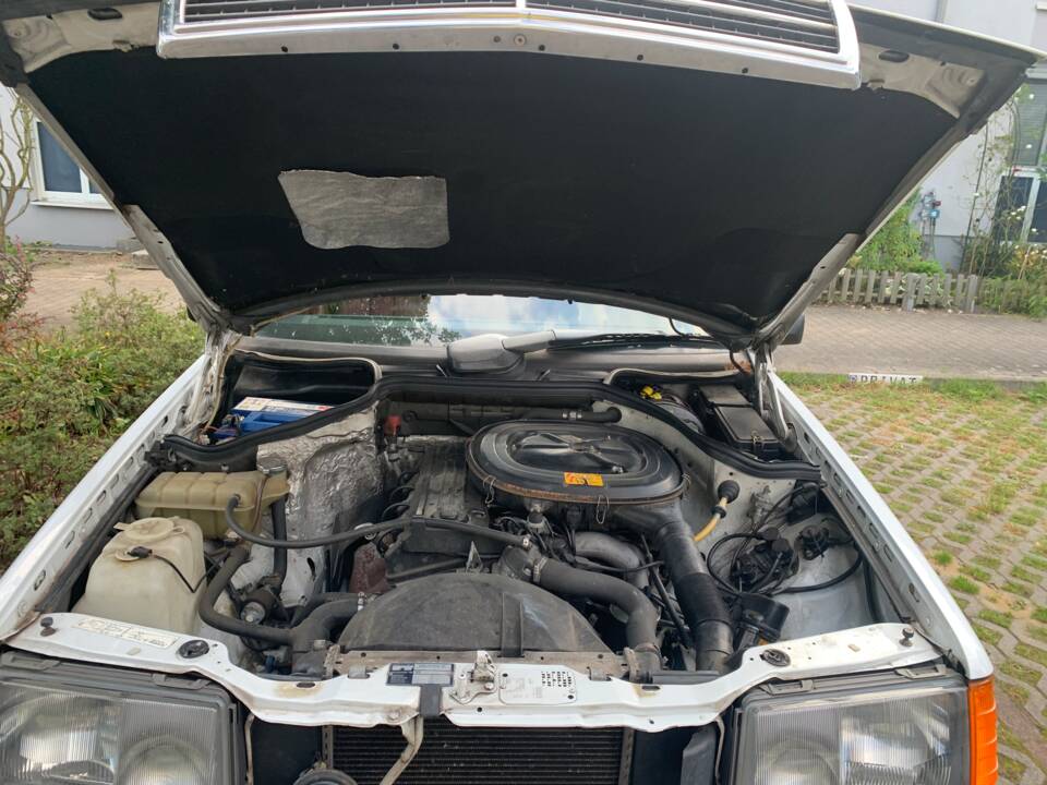 Image 11/18 of Mercedes-Benz 230 E (1987)