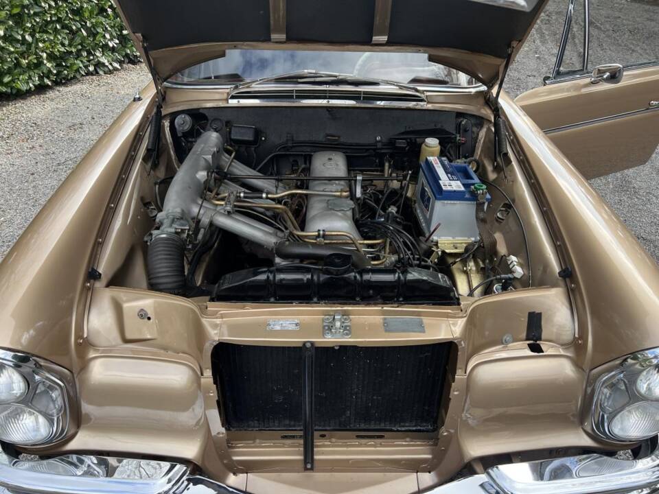 Image 21/22 of Mercedes-Benz 220 SE b (1963)