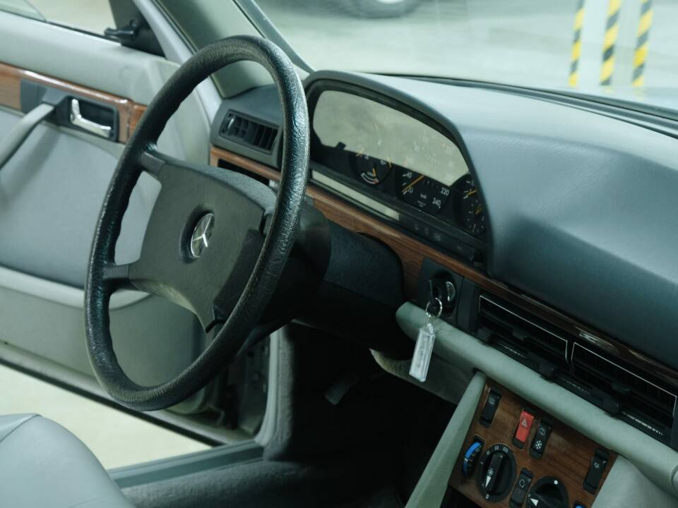 Bild 24/50 von Mercedes-Benz 300 SEL (1986)