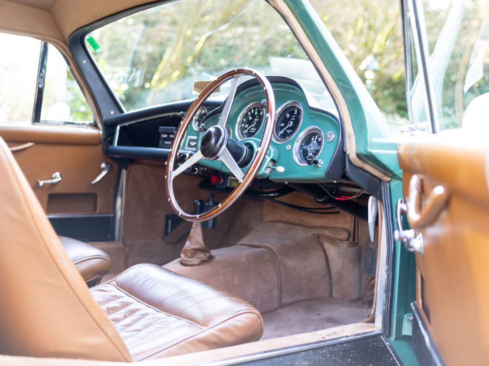Image 14/50 of Aston Martin DB 2&#x2F;4 Mk III (1958)