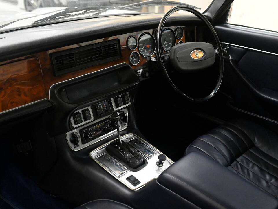 Image 16/26 of Jaguar XJ 6 C 4.2 (1976)