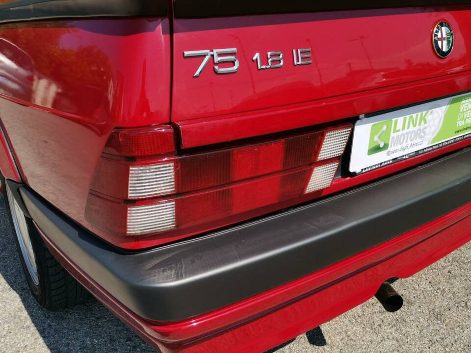 Imagen 7/10 de Alfa Romeo 75 1.8 (1991)