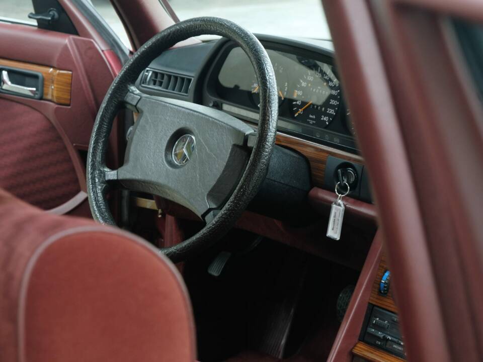 Bild 28/50 von Mercedes-Benz 260 SE (1990)