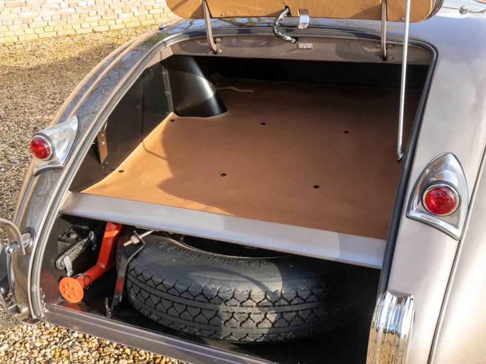 Image 44/50 of Jaguar XK 120 OTS (1952)