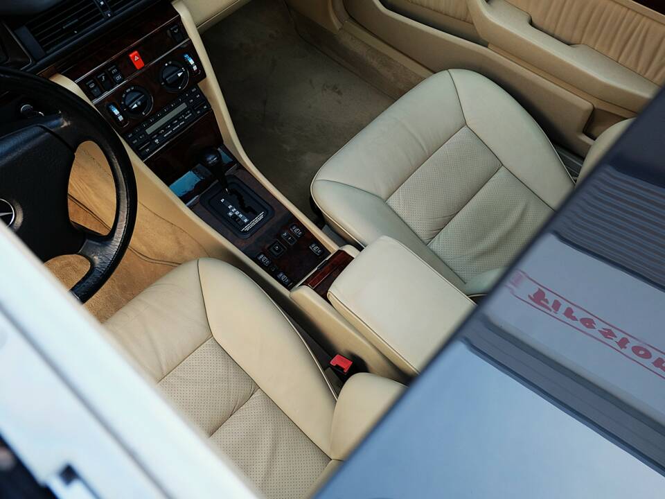 Image 32/63 of Mercedes-Benz 300 CE (1991)