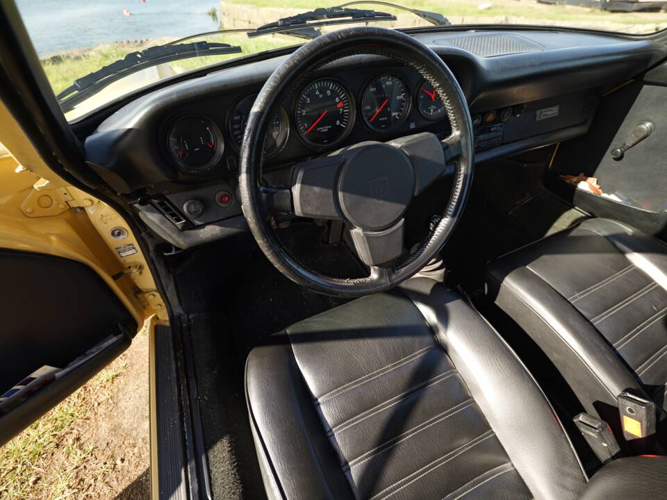 Image 24/77 de Porsche 911 2.7 S (1974)