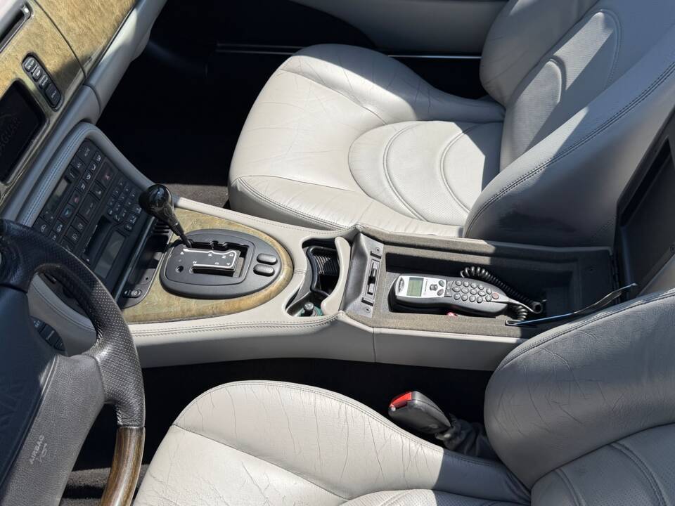 Image 13/20 of Jaguar XKR (2002)