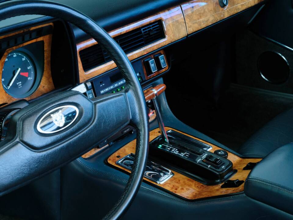 Image 16/47 of Jaguar XJ-SC 5.3 (1987)