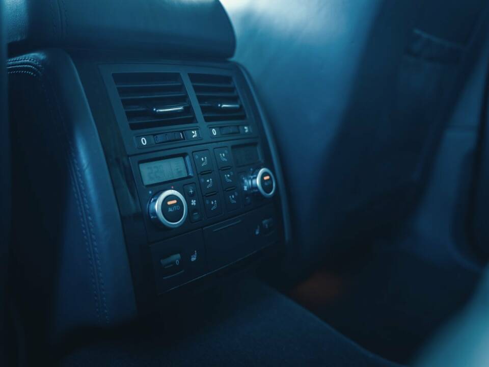 Image 14/15 of Volkswagen Touareg W12 (2007)