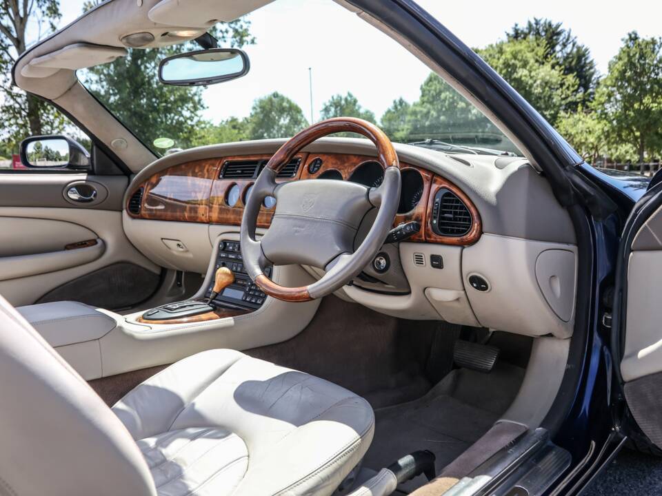 Image 5/36 of Jaguar XK8 4.0 (2001)