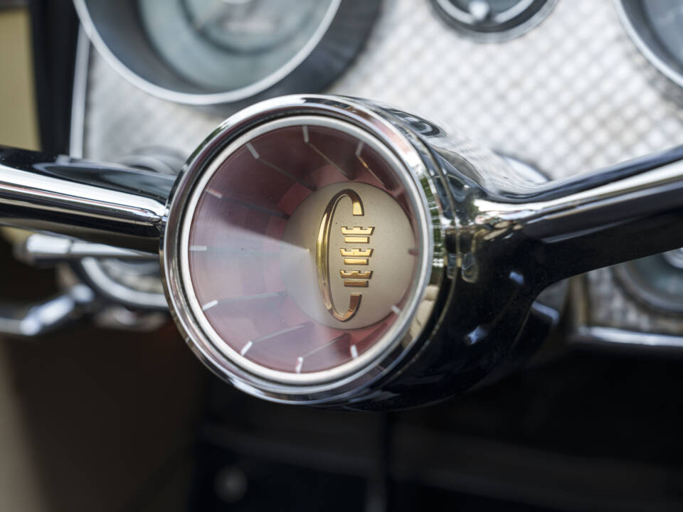 Image 17/28 of Dual-Ghia Convertible (1957)