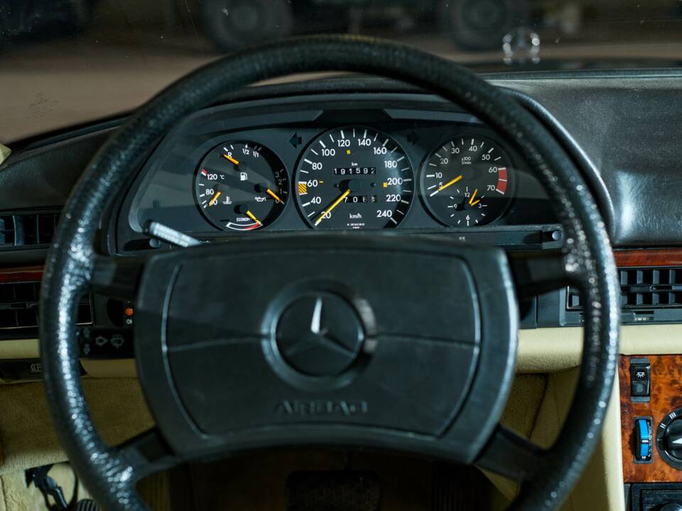 Bild 32/43 von Mercedes-Benz 380 SE (1984)