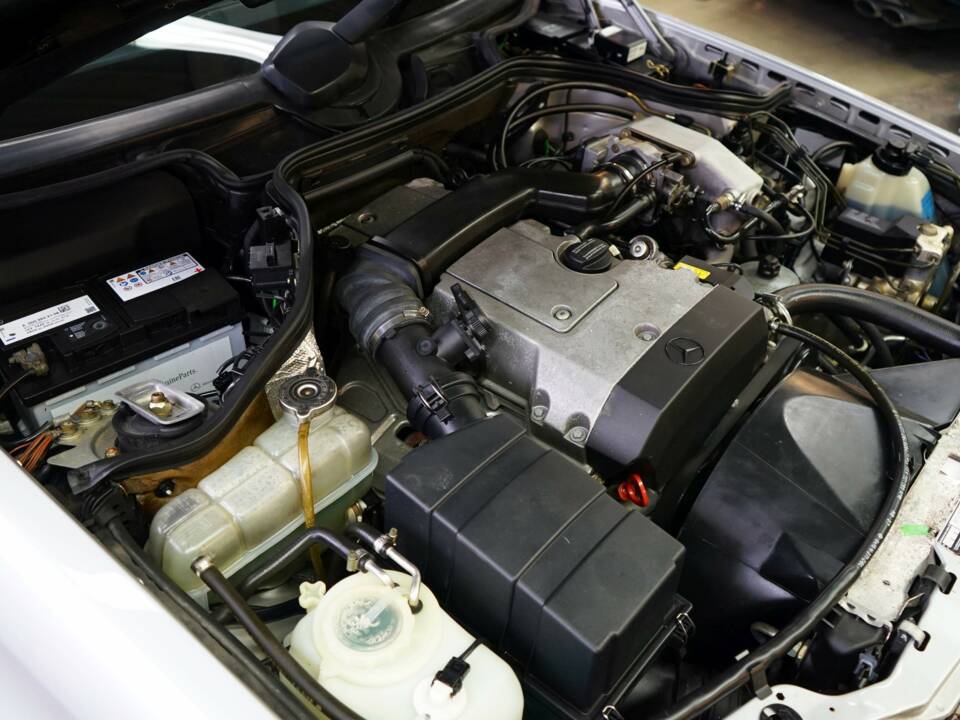 Image 31/36 de Mercedes-Benz E 220 T (1993)