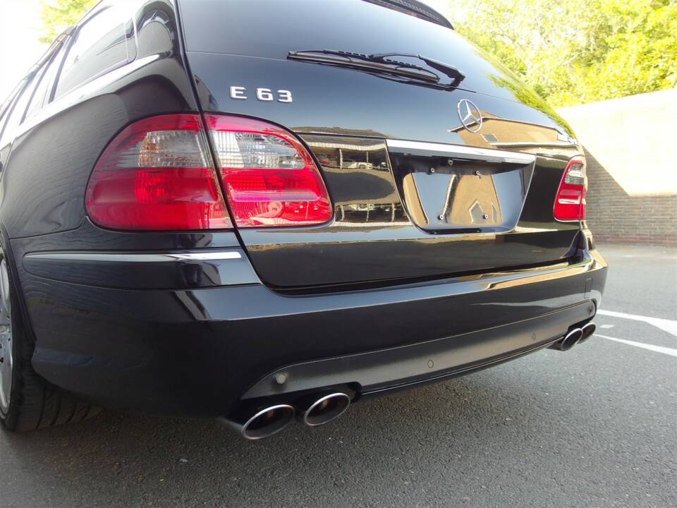 Image 15/98 of Mercedes-Benz E 63 AMG T (2008)