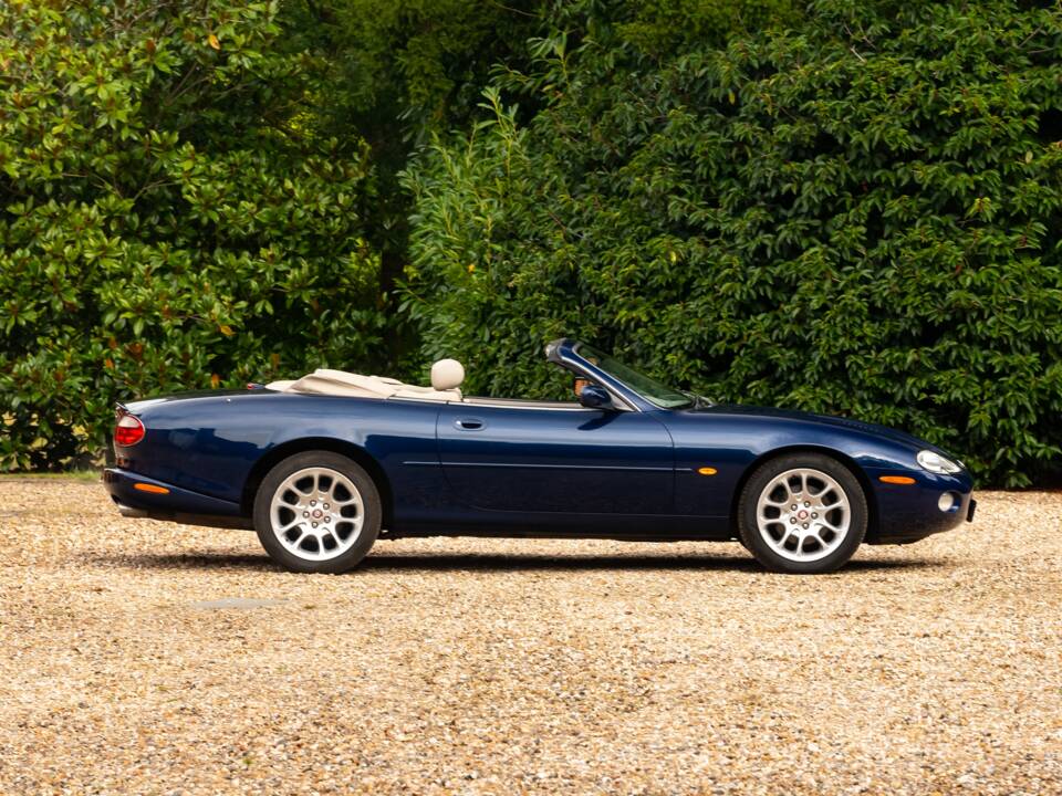 Immagine 35/41 di Jaguar XKR (2001)