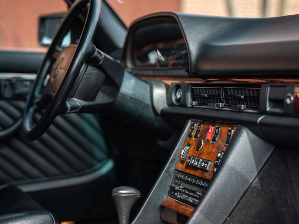 Image 36/91 of Mercedes-Benz 560 SEL (1990)