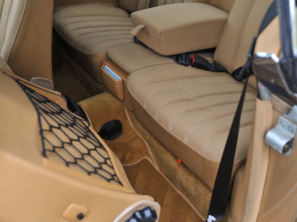 Image 24/33 of Mercedes-Benz 230 CE (1985)