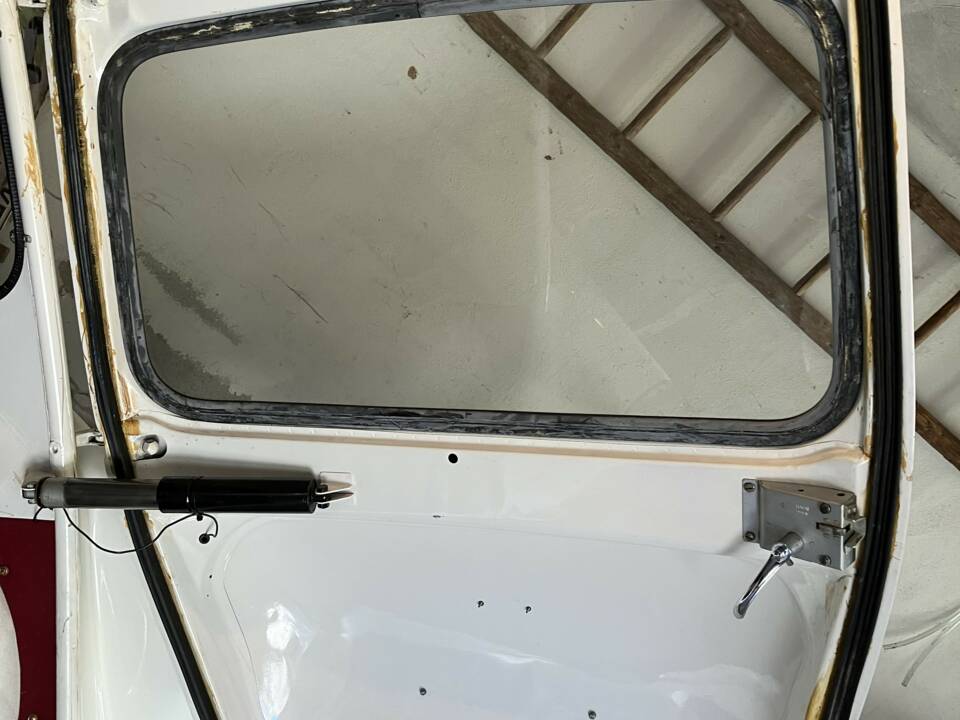 Türe hinten. Es sind Reste vom Kleber sichtbar mit dem die Türdichtungen eingeklebt sind.