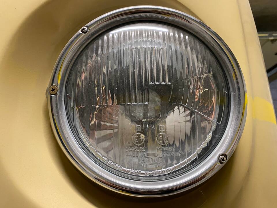 Image 4/9 of Volkswagen T2 Brasil Camper (1970)