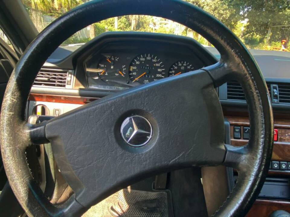 Bild 17/48 von Mercedes-Benz 200 E (1991)