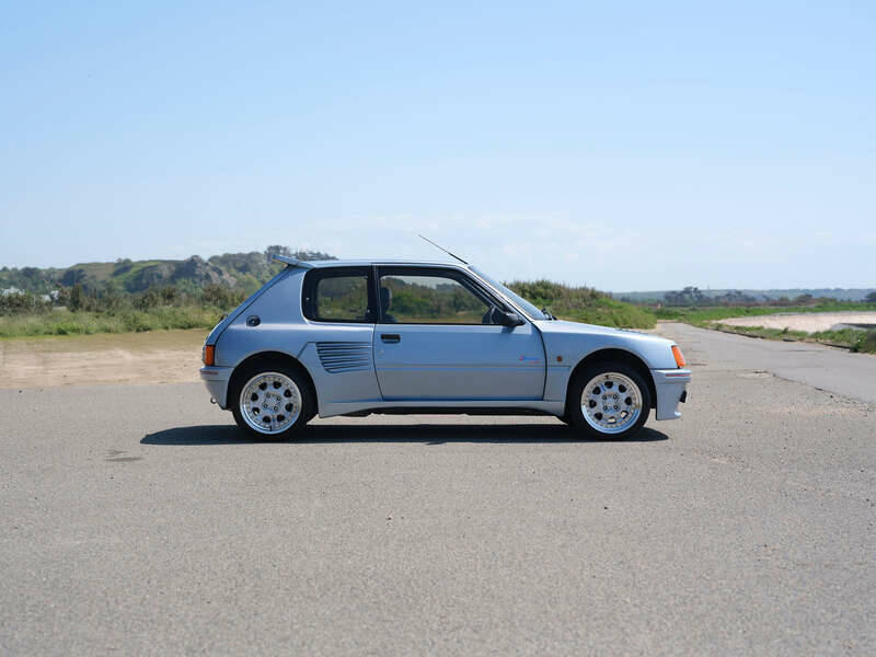 Image 11/50 of Peugeot 205 GTi 1.9 (1990)