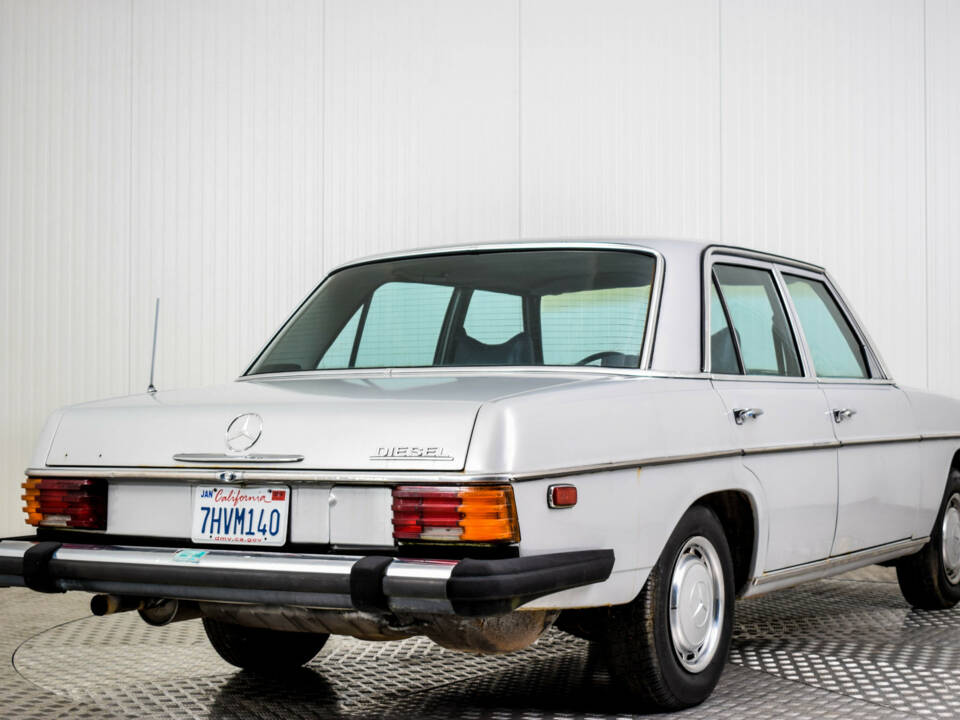Image 9/50 of Mercedes-Benz 240 D (1976)