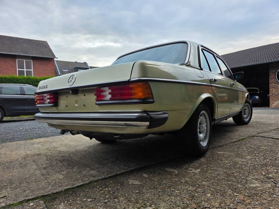 Image 22/73 of Mercedes-Benz 230 E (1985)