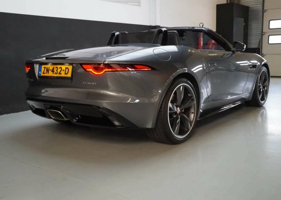 Image 36/50 of Jaguar F-Type (2019)