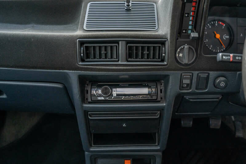 Image 41/50 of Ford Escort XR3i (1983)