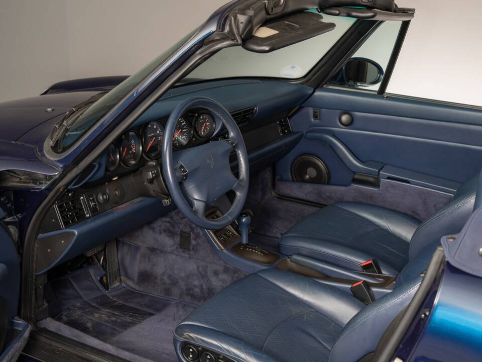 Image 17/25 of Porsche 911 Carrera (1997)
