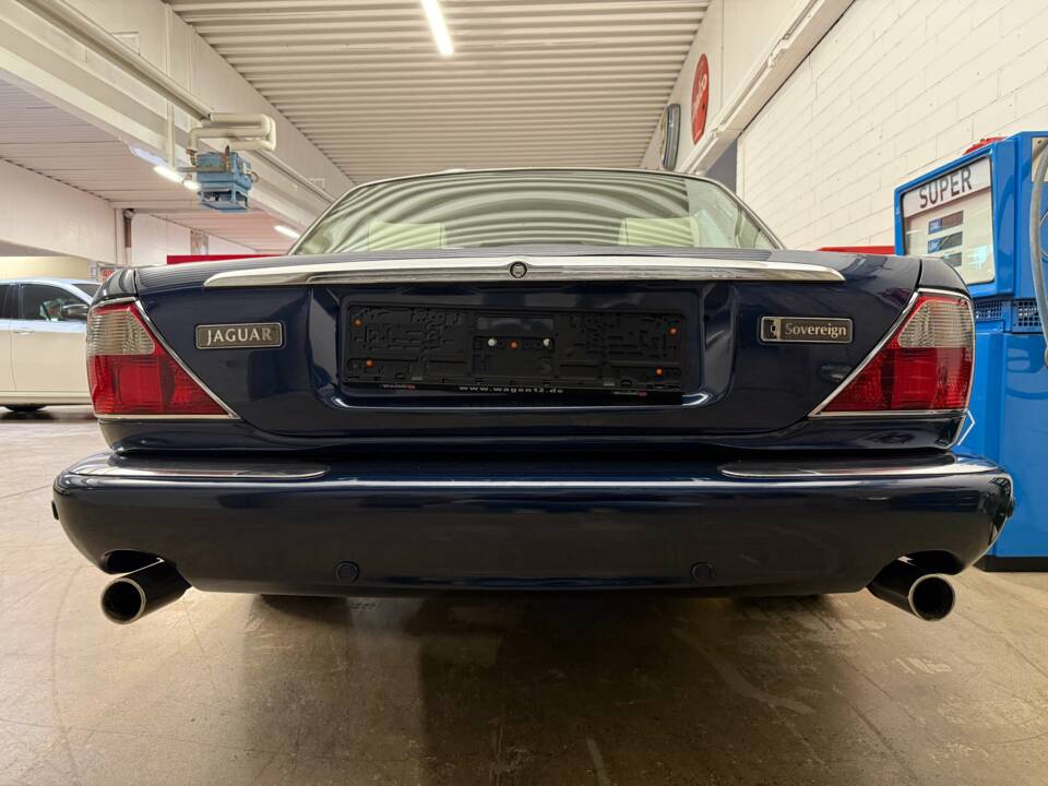Image 15/17 of Jaguar XK8 4.2 (2000)