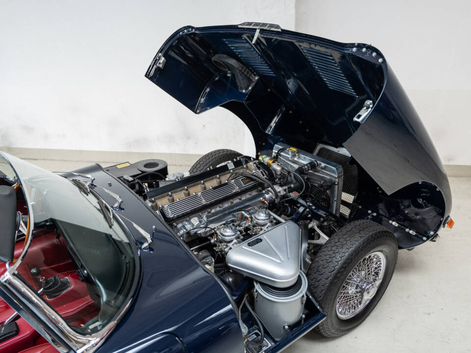 Image 31/36 of Jaguar E-Type (1969)