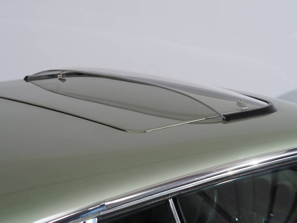 Image 34/66 of Mercedes-Benz 450 SLC (1977)