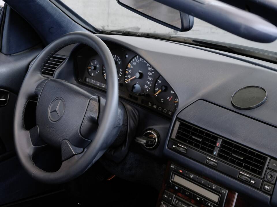 Image 23/46 of Mercedes-Benz SL 320 (1998)