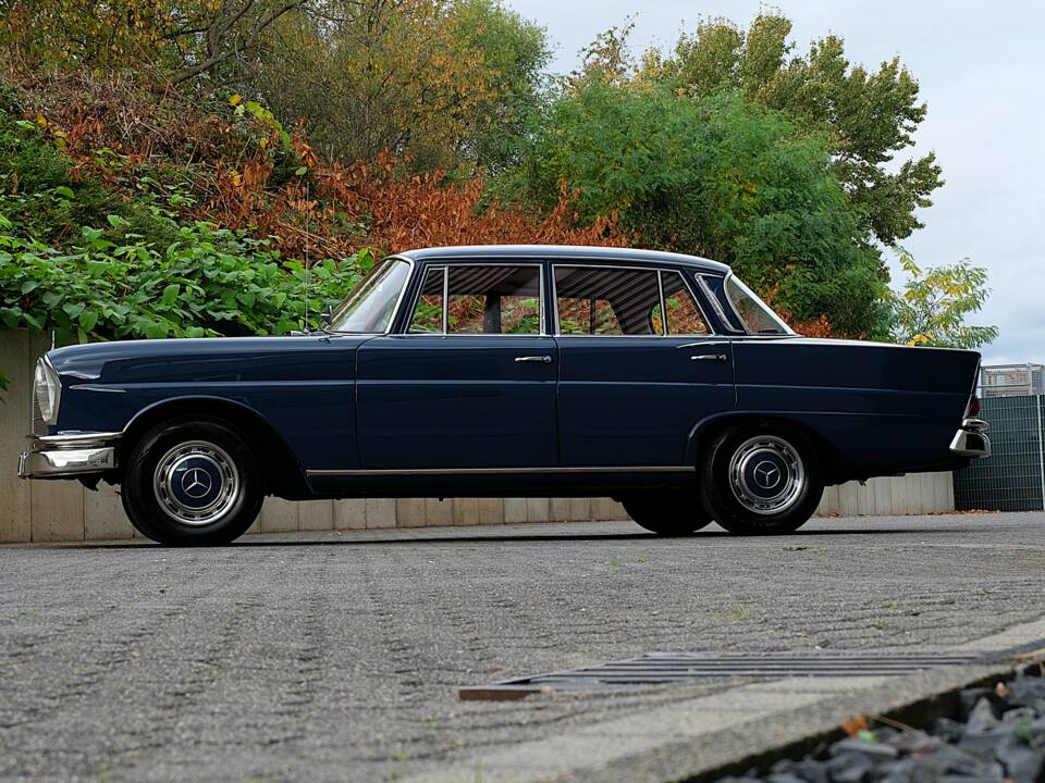 Image 15/76 de Mercedes-Benz 220 S b (1963)